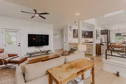Chic Glenwood Retreat w/Jacuzzi - Image 2