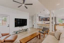 Chic Glenwood Retreat w/Jacuzzi - Image 3
