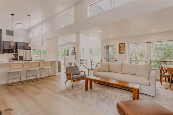 Chic Glenwood Retreat w/Jacuzzi - Image 4