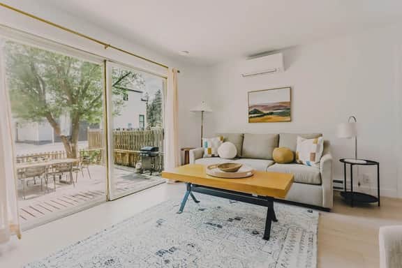 Stylish Mid-Mod Downtown Retreat - Image 5