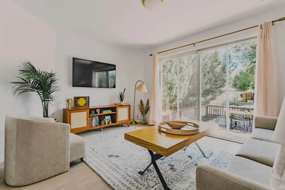 Stylish Mid-Mod Downtown Retreat - Image 3