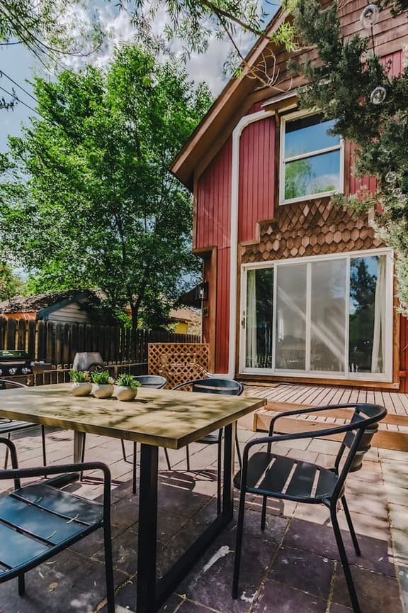Stylish Mid-Mod Downtown Retreat - Image 1
